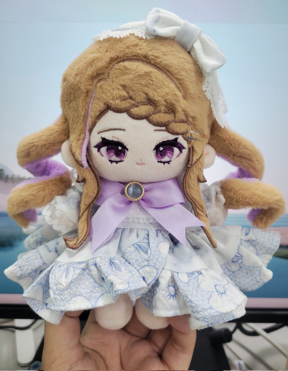 小美女穿著新衣服回家了！