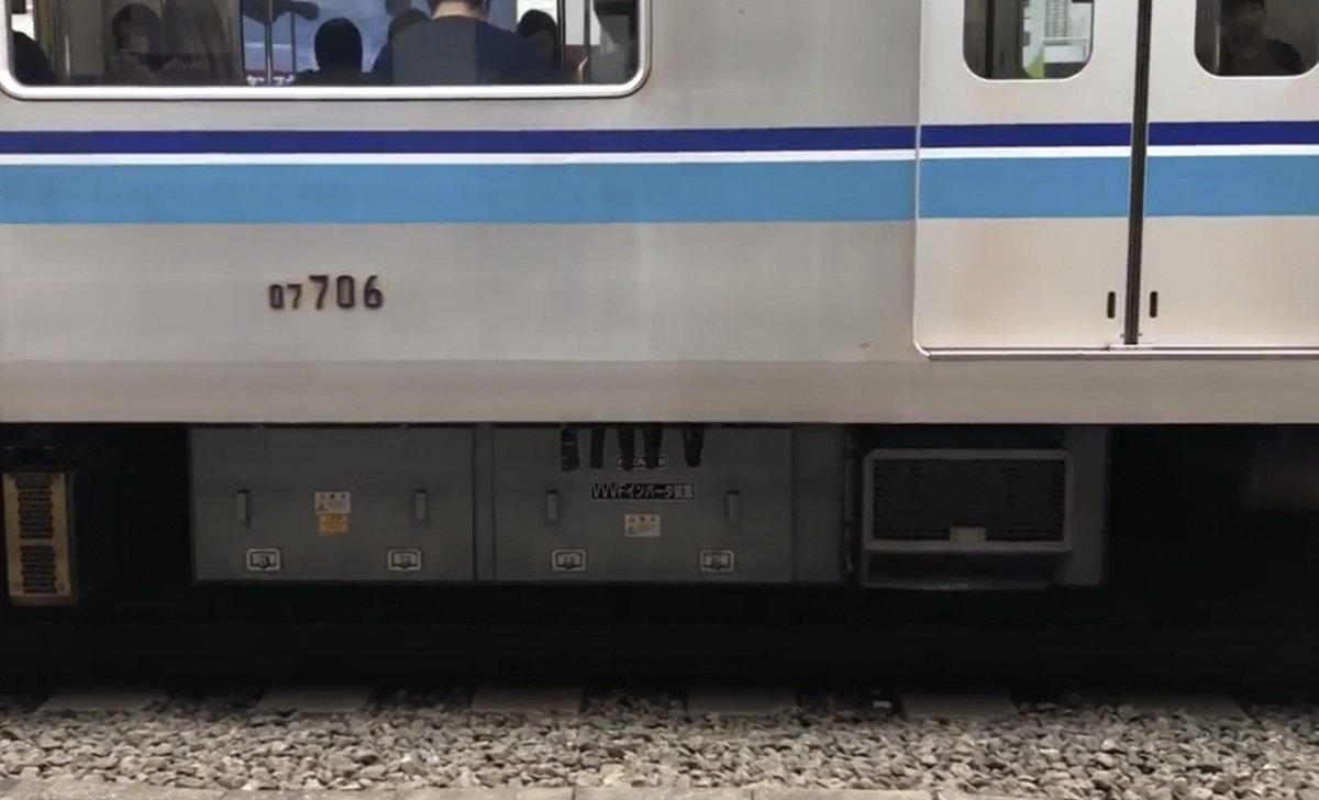 フルSiC/8極PMSM試験車だった07-706号車のVVVFサイズに近いですね。