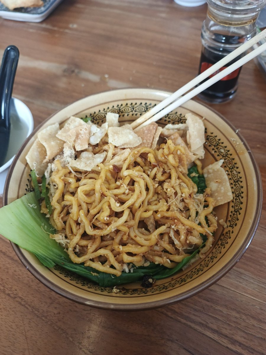 celeryflake's tweet image. Bakmi Tjemara Hongkong Style 8,5/10, enak!! Rasa seafood-nya kuat bgttt, ada suwiran ayam kering di atasnya dgn tekstur mirip rebon. Plus, dapet kuah ayam jugaaa 🤤
Aku juga pesen wonton crispy, rasanya enak!! Kulitnya beneran crispy dan ayamnya padet. 9/10 buat wontonnya.