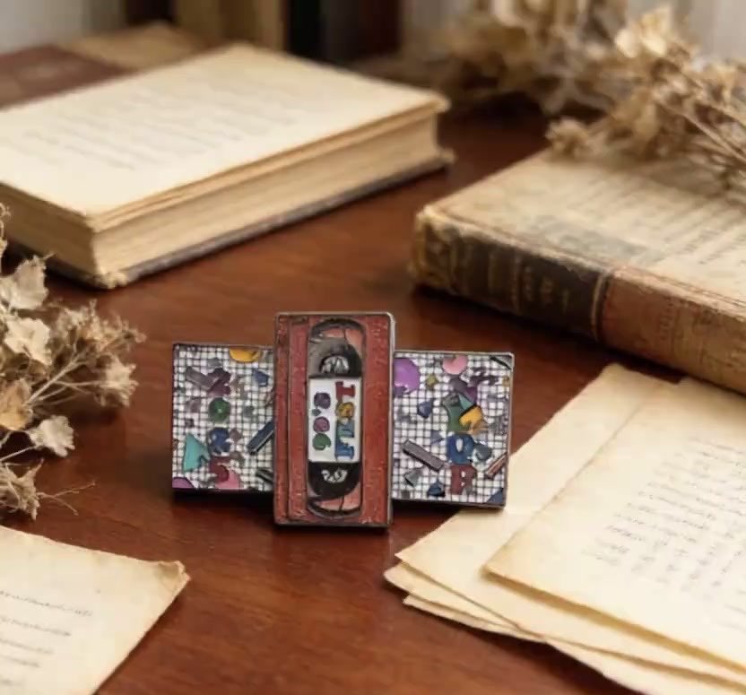 ShuboCustoms's tweet photo. Rewinding to the days when mix tapes held all our favorite songs and secrets. 🎧 These pins aren’t just metal—they’re a vibe.

#VintageVibes #CassetteTape #RetroPins #90sNostalgia #PinCollector https://t.co/WppbjDCWKK