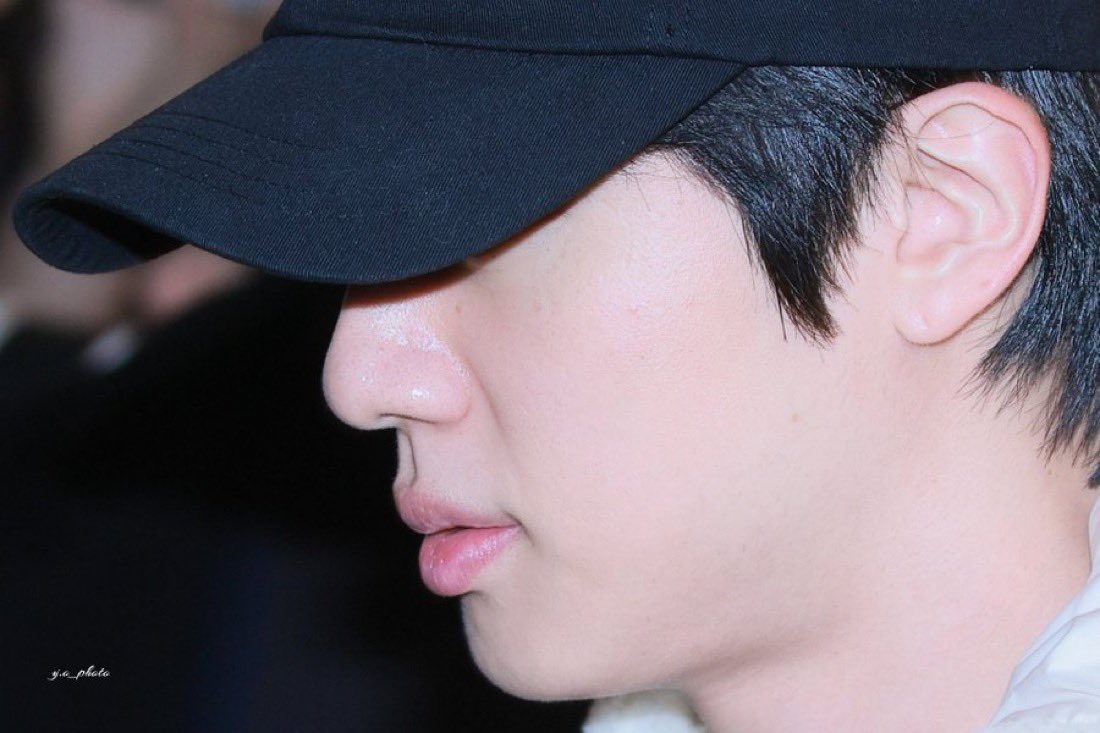 This is him totally barefaced. Honestly his handsomeness is rather intimidating. Such a  flawless beautiful skin 
And usually he pulls an all-nighter before a long flight, so most probably this is him with no sleep 
#방탄소년단진 #JIN #BTSJIN