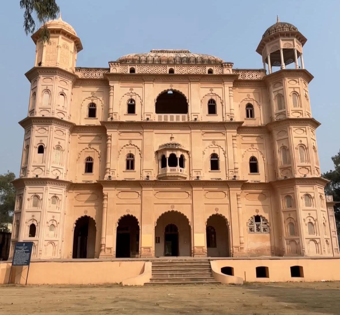 nivedi28's tweet image. बटलर पैलेस में राजस्थानी शैली में निर्मित यह महल अपने भव्य गुंबदों, खूबसूरत झरोखों और आकर्षक मेहराबों के कारण एक अलग पहचान रखता है। लंबे समय तक उपेक्षित यह धरोहर जीर्णोद्धार के बाद अब एक आधुनिक पर्यटन स्थल के रूप में उभर रहा है
#ButlerPalace  
#UPGovernment #uttarpradeshtourism