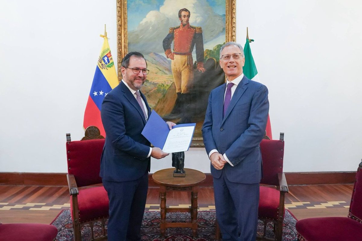 a11andrea's tweet photo. Hemos recibido las Copias de Estilo de Giovanni Umberto De Vito, quien ha sido designado embajador de Italia en Venezuela. Reiteramos la disposición del Gobierno Bolivariano para fortalecer las relaciones diplomáticas y bilaterales, fundamentadas en el respeto a la soberanía y la autodeterminación de los pueblos. Nuestro enfoque se centra en la cooperación mutua y en brindar apoyo a nuestras respectivas comunidades de italianos y venezolanos.