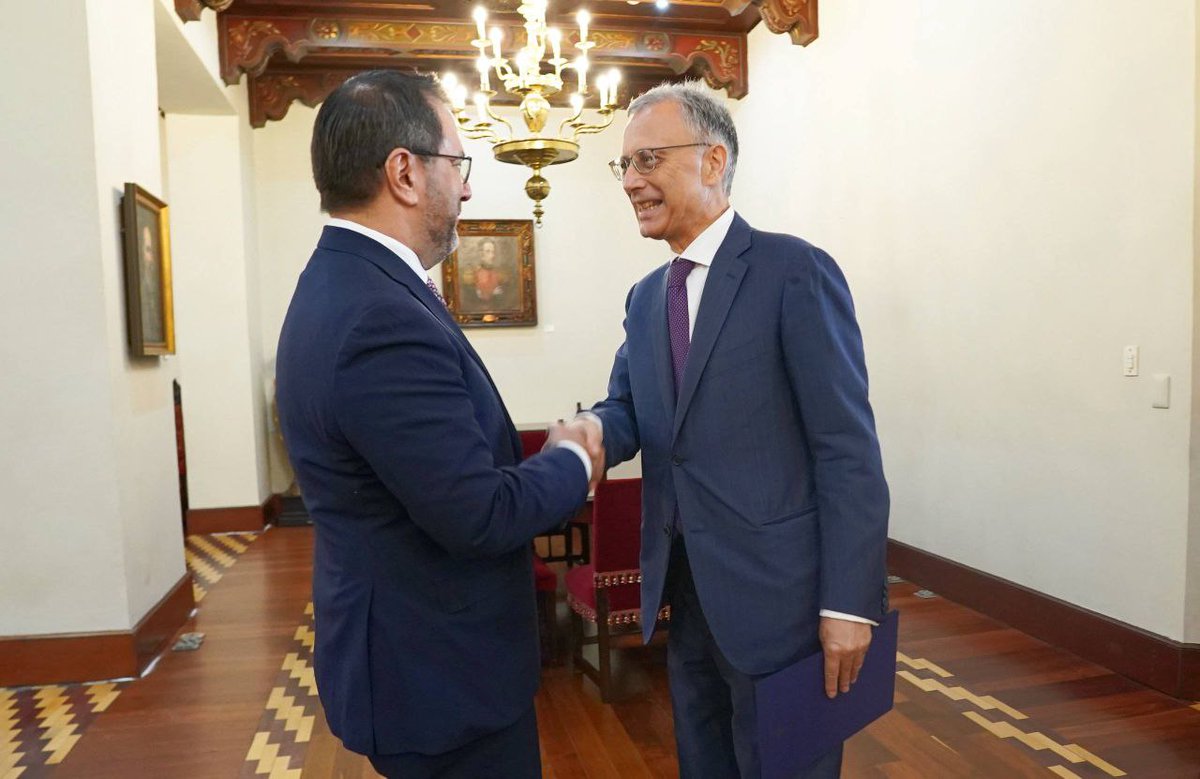 a11andrea's tweet photo. Hemos recibido las Copias de Estilo de Giovanni Umberto De Vito, quien ha sido designado embajador de Italia en Venezuela. Reiteramos la disposición del Gobierno Bolivariano para fortalecer las relaciones diplomáticas y bilaterales, fundamentadas en el respeto a la soberanía y la autodeterminación de los pueblos. Nuestro enfoque se centra en la cooperación mutua y en brindar apoyo a nuestras respectivas comunidades de italianos y venezolanos.