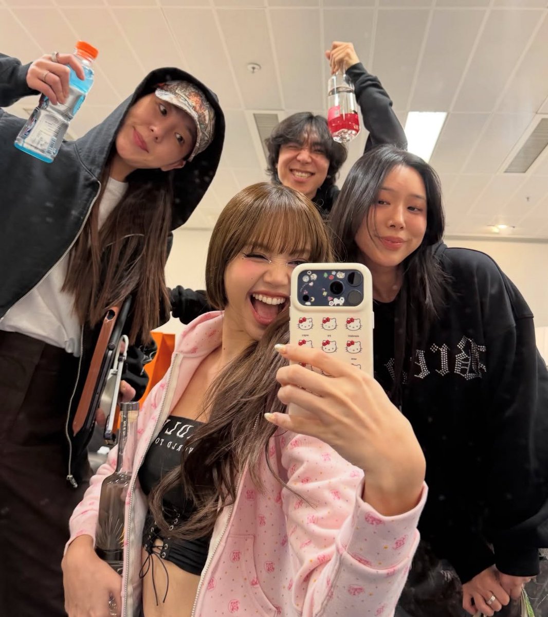 #LISA with BP DEADLINE Dancers/ Crew/team for the last stop afterparty! 

🔗 instagram.com/p/DUSAge_EZrr/…

<a href="/wearelloud/">LLOUD</a>