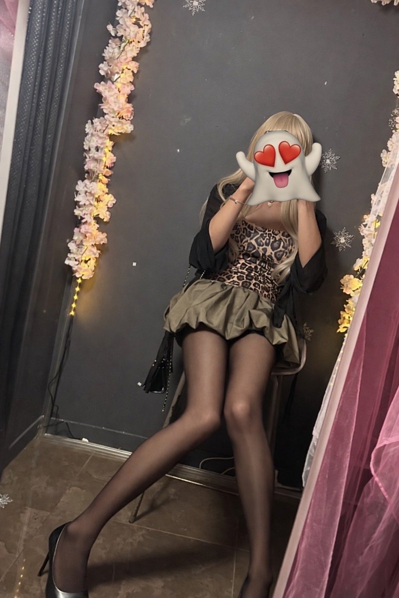 #crossdresser #sissy #CD #시디 #여장 #여장남자 #시디레즈 #만남안함
꺄~ 벌룬 스커트에 빠져 드는 중
뭔가 블링블링 더 여자같은 너낌ㅋㅋ
레페 포토존은 꽃으로 샤방하게