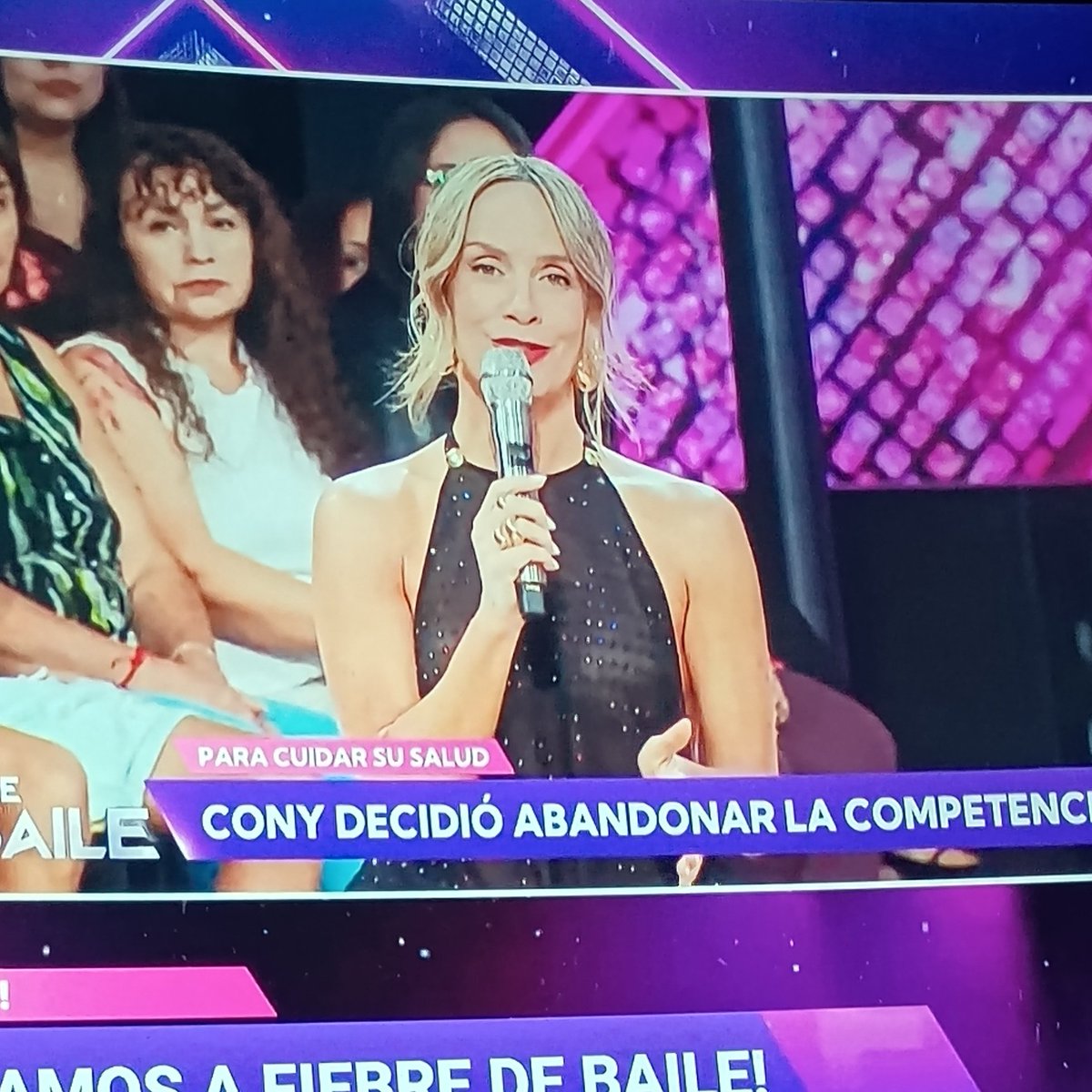 no me gusta cony pero siento que esto solo fue culpa de Julio César, la mina es talentosa, la quería ver en la final pero bueno, será... 
#FiebredebaileCHV