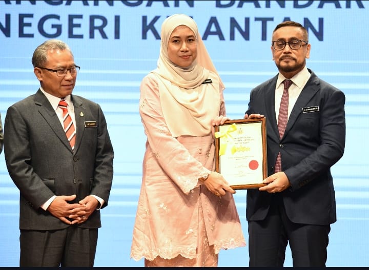 PLANMalaysiaKel's tweet photo. Sekalung tahniah diucapkan kepada TPr Pengarah dan seluruh warga kerja Jabatan atas Pengiktirafan 5 Bintang KPI HRMIS Tahun 2024 yang diterima dalam Majlis Amanat SUK Tahun 2026, bertempat di Hotel Grand Renai, Kota Bharu.

#jpbdkelantan #planmalaysiakelantan #hrmis https://t.co/MAGw8EUV7p