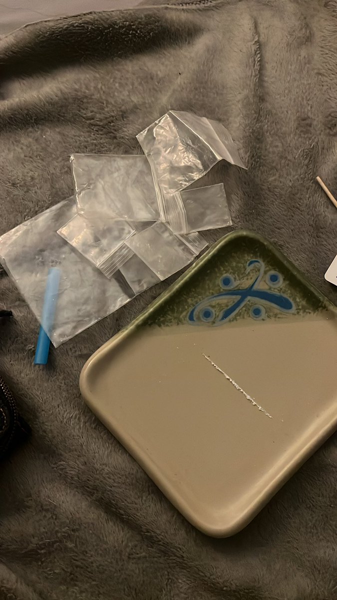 kittykitty80758's tweet image. scraped all the bags i have and managed to get 1 small line 🙏🙏🙏🙏🙏