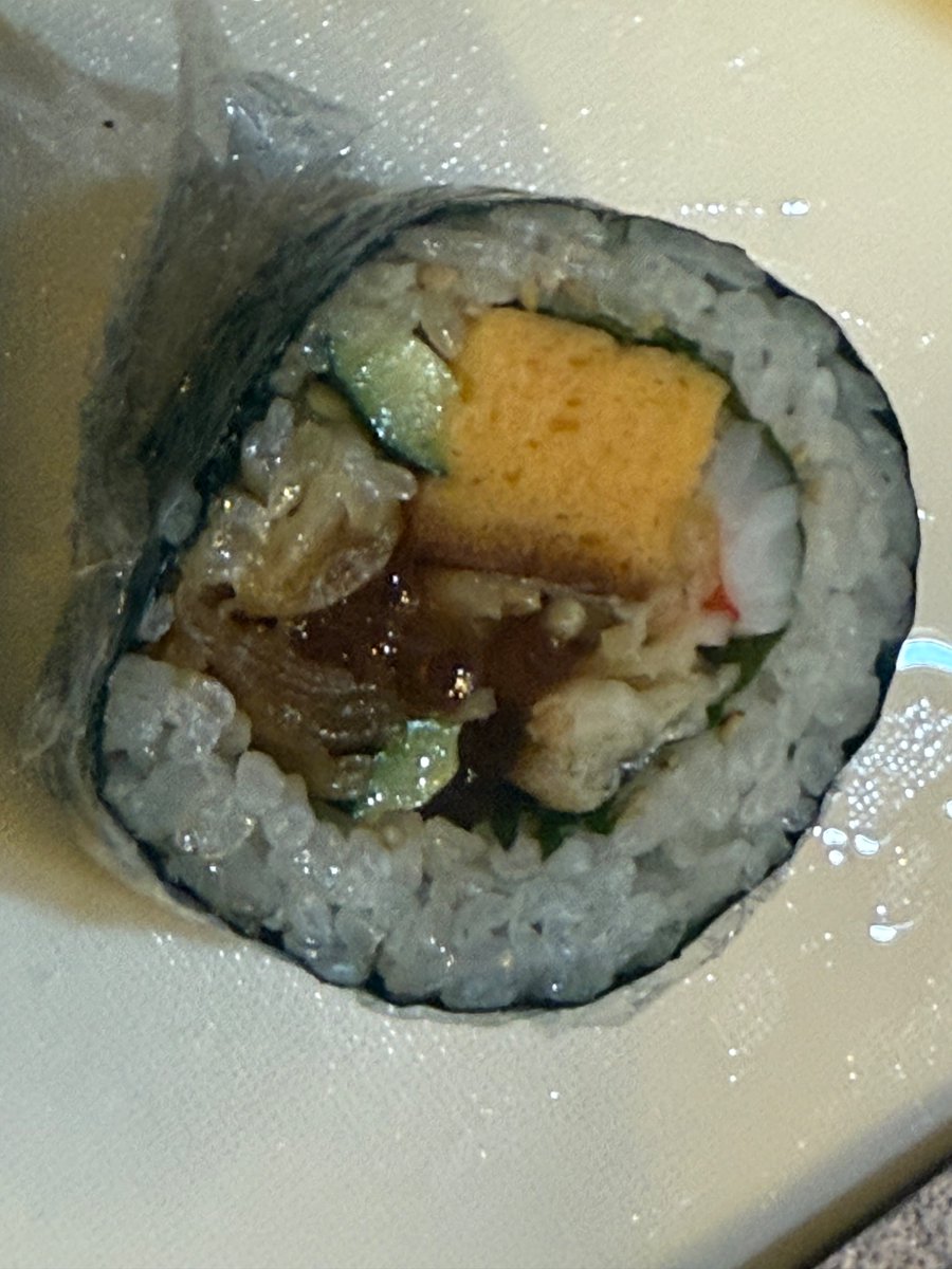 まるひろに、久兵衛の恵方巻きを探しにいったら、予約じゃないと入ってこないようだったのでかわりに買った、ミシュラン店とかいうふれこみの8500円の恵方巻き。
8,500円！？て思ったけど結構売れてるみたいで残りは意外と少なかった
いくらとか入ってて味はよくわからないがとにかくうまい味だ。