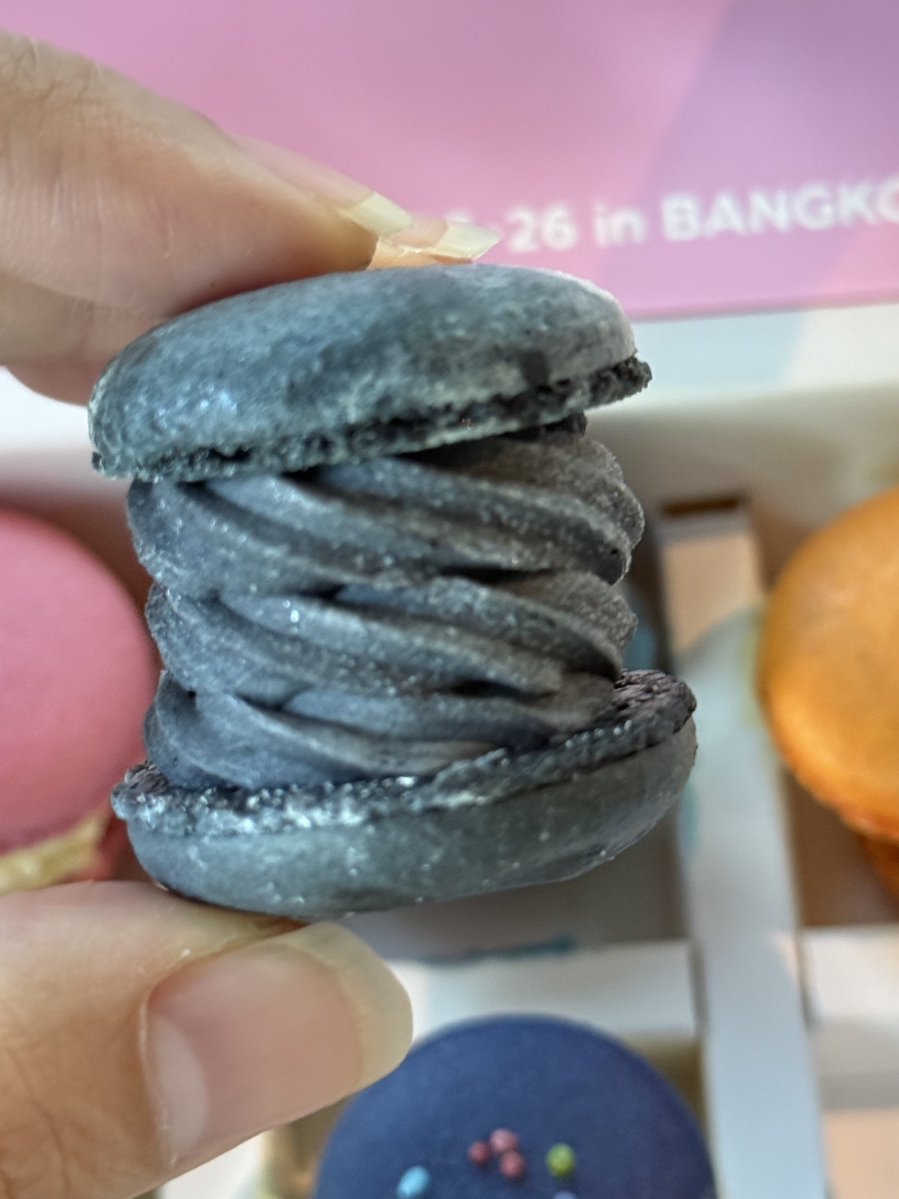 salmonsomi's tweet image. ลองมาการองรสน้อง #SMTR25 แล้ว
รสชาติ : อร่อยมาก
รูปลักษณ์ : ดำ 

มาการอง for men ปากดำมือดำเหมือนพี่ชาวีเลยอะ 😭
#SMTOWNxSOURI