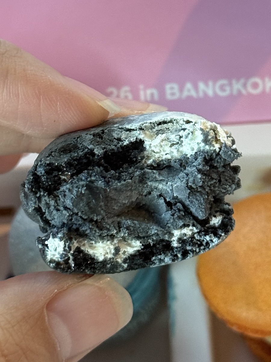 salmonsomi's tweet image. ลองมาการองรสน้อง #SMTR25 แล้ว
รสชาติ : อร่อยมาก
รูปลักษณ์ : ดำ 

มาการอง for men ปากดำมือดำเหมือนพี่ชาวีเลยอะ 😭
#SMTOWNxSOURI