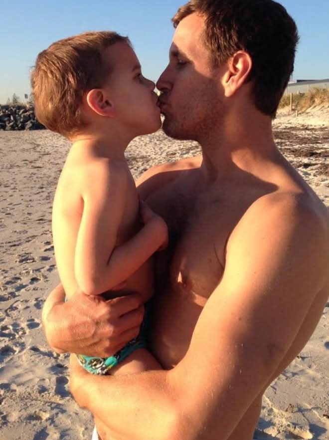 🇦🇺🚨 TRAGEDIA EN AUSTRALIA: Padres deciden morir junto a sus hijos y mascotas, tras ser abandonados por el sistema.

La tragedia que ha sacudido a Mosman Park, Perth, ha pasado de ser un misterio a una denuncia devastadora contra el Estado. Jarrod Clune (50) y Maiwenna Goasdoue