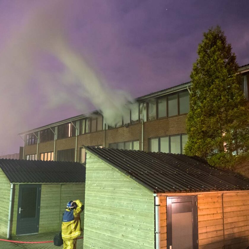 Gewonde bij uitslaande brand in de Antje Breijerstraat
