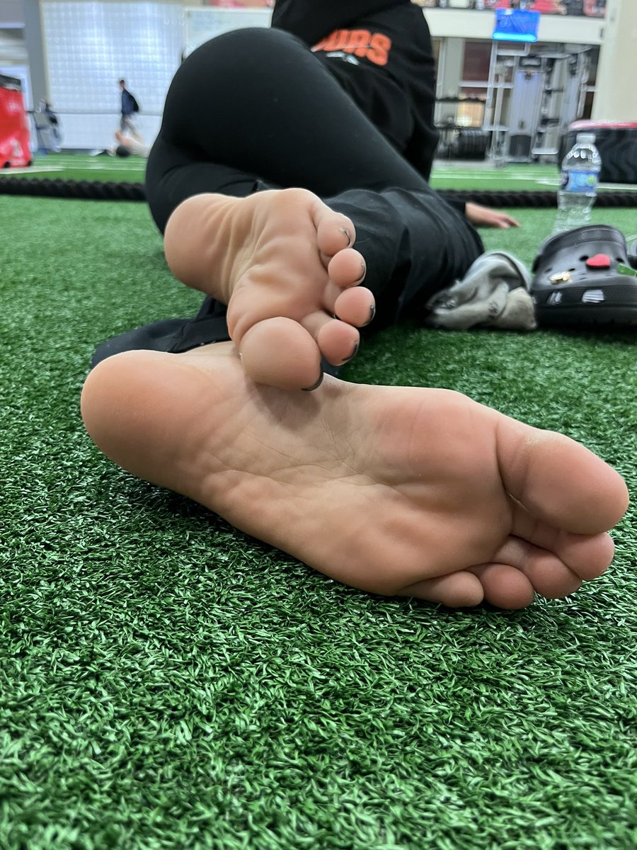 prettyftkroll's tweet photo. Gym time #feet #feetworshi̇p #feetfetısh #feetِ #feetgod #sole #solennEntertainment #latina #latinafeet https://t.co/9sdycIp1qb
