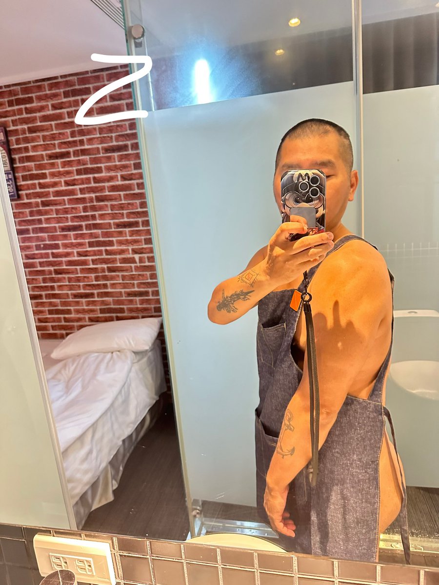 eff09333's tweet image. 我可以偶爾穿這樣嚇客人嗎？
這樣客人應該會被我嚇跑不敢來了吧
請不要私訊我說要約砲，我沒有性趣的