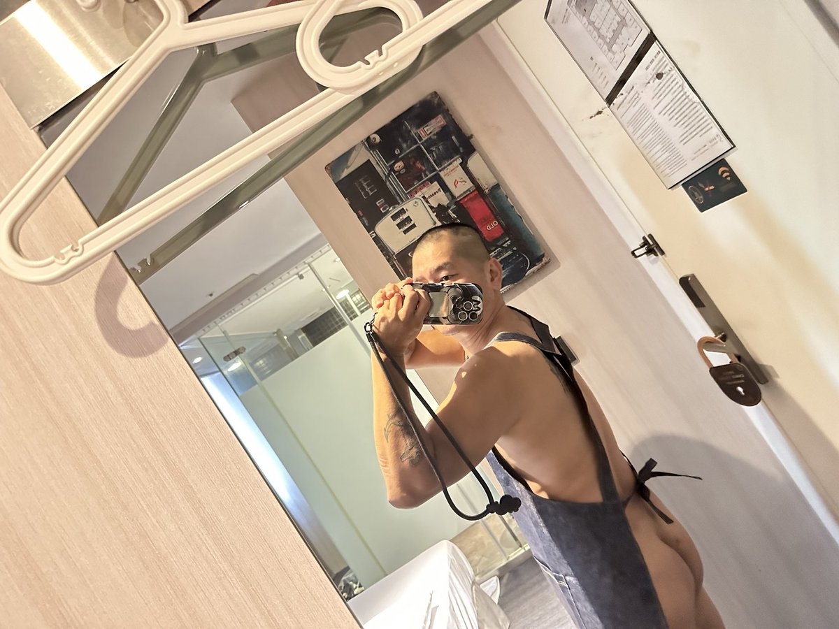 eff09333's tweet image. 我可以偶爾穿這樣嚇客人嗎？
這樣客人應該會被我嚇跑不敢來了吧
請不要私訊我說要約砲，我沒有性趣的