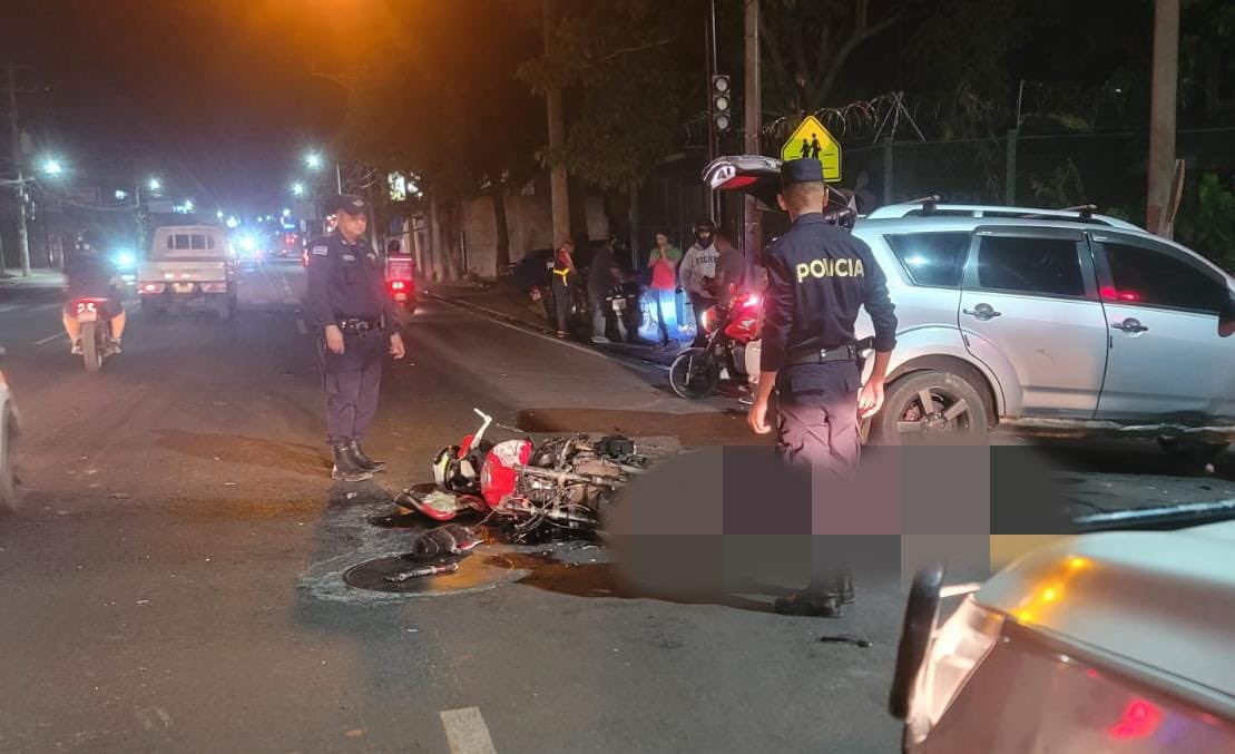 #Alerta | La PNC verifica un accidente de tránsito sobre el km 133 de la carretera Ruta Militar, San Miguel Centro.

Un motociclista perdió la vida luego de impactar con un vehículo.

"Nuestros equipos procesan la escena para deducir responsabilidades", indicaron. #TráficoSV
