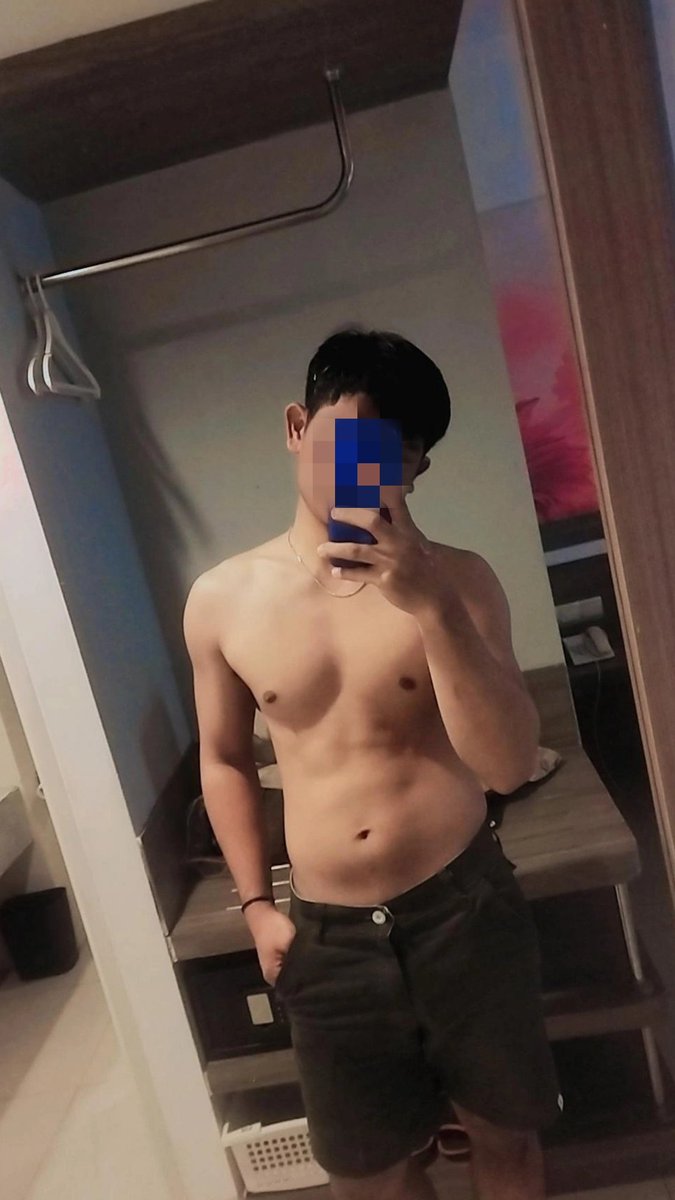 Gak sixpack gak muscle gak kurus, pas lah buat nyaman cuddle
