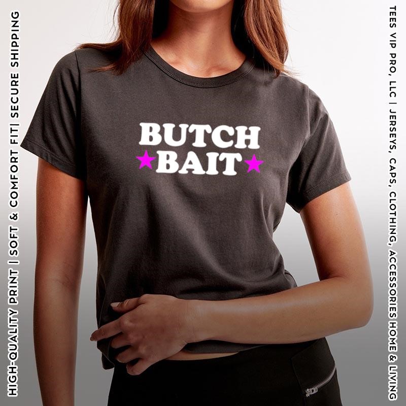 Teesvipprosport's tweet image. Butch Bait Shirt 🏳️‍🌈🔥
Bold, proud, and iconic. 🌈✨ The Butch Bait shirt is a celebration of identity and queer culture. A high-impact statement piece for those who live out loud and proud. Stand out, be you! ✊💜

🛒 Shop Pride: teesvippro.com

#QueerStyle #Pride