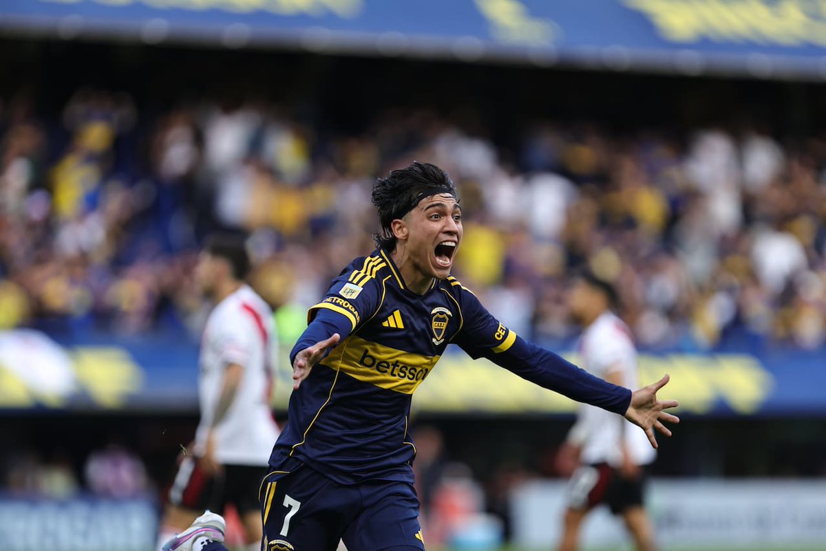 No sirven los elogios de quienes hoy resaltan a Zeballos pero lo criricaron por ejemplo contra Auckland City.

Esos que hoy lo elogian por oportunismo volverán a criticarlo ante la primera seguidilla de partidos donde no brille.

No saben apreciar y valorar a los cracks.

Restan.