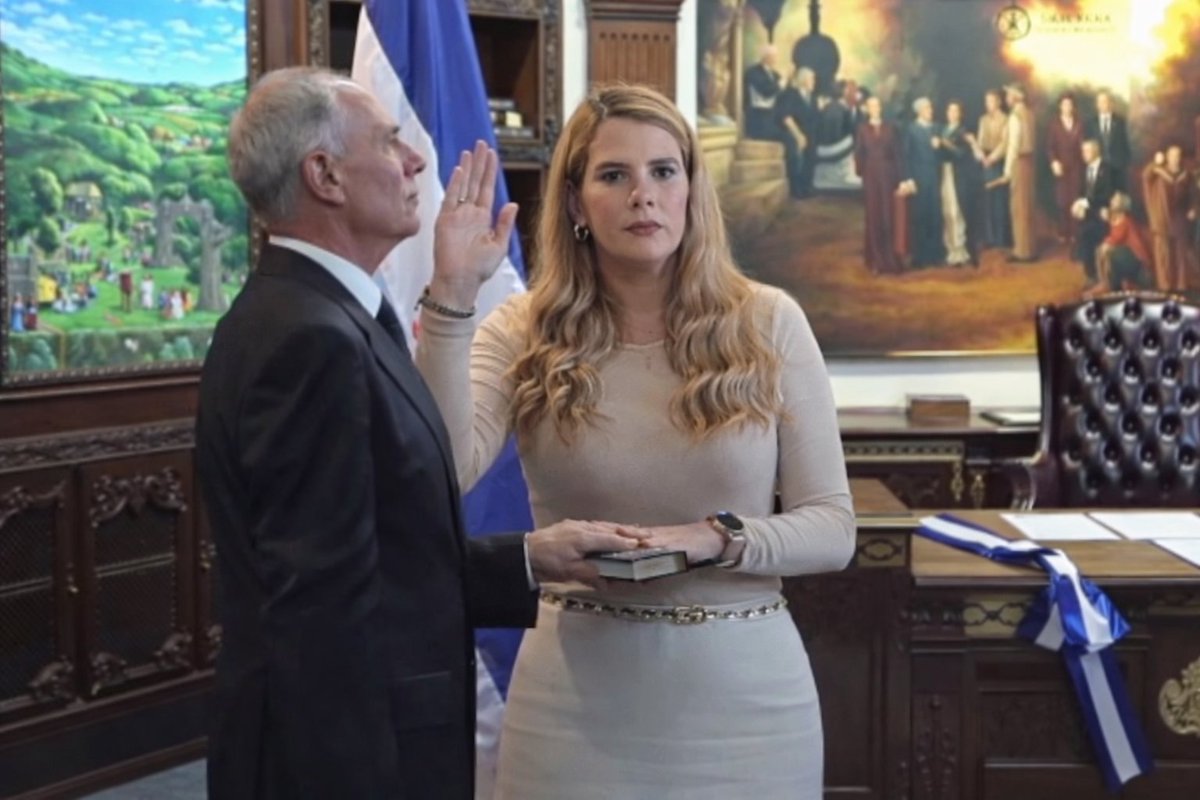 Ya nos reportaron que hoy fue juramentada <a href="/talbottlg/">Julia Talbott</a> como ministra de los grupos de WhatsApp. 😂🤣😂😂