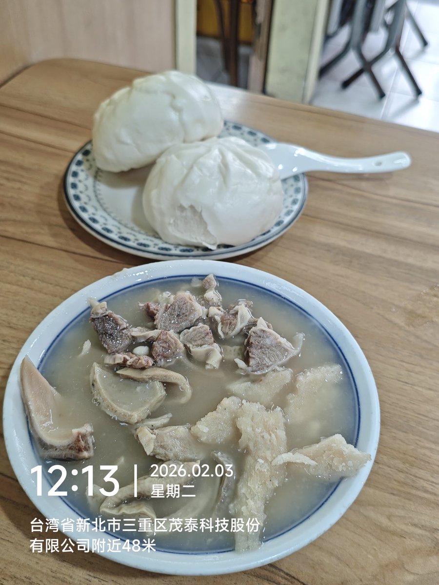 一直在推荐的美食點，四神综合湯80元台币包子一个15元
