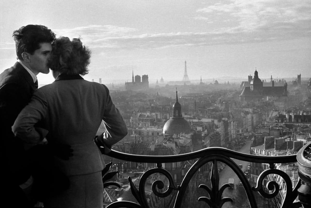 Париж. 📸The Lovers of the Bastille, 1957. Willy Ronis