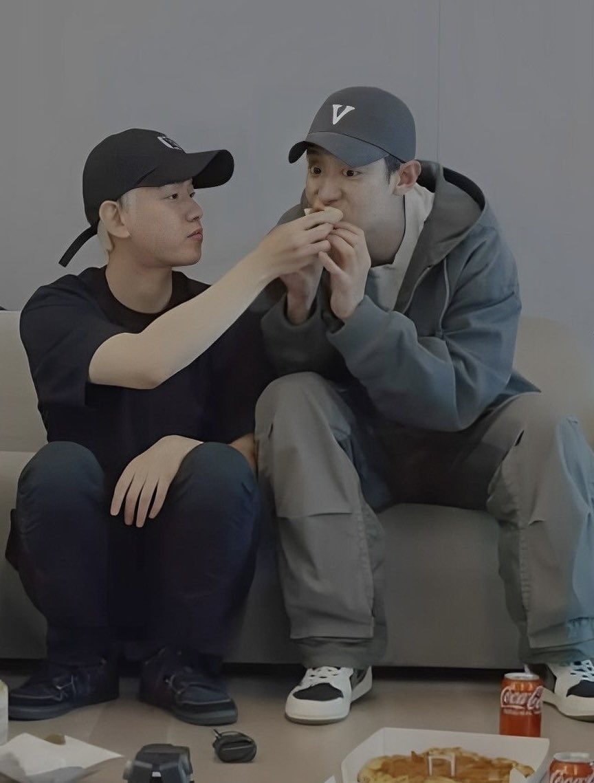 คนนึงตั้งใจป้อน ส่วนอีกคนตั้งใจสวบ🤣 เลี้ยงพี่ก่อนนะ ใกล้จะโตละ <a href="/NNIGHT__T/">MIDNIGHT🌕</a>