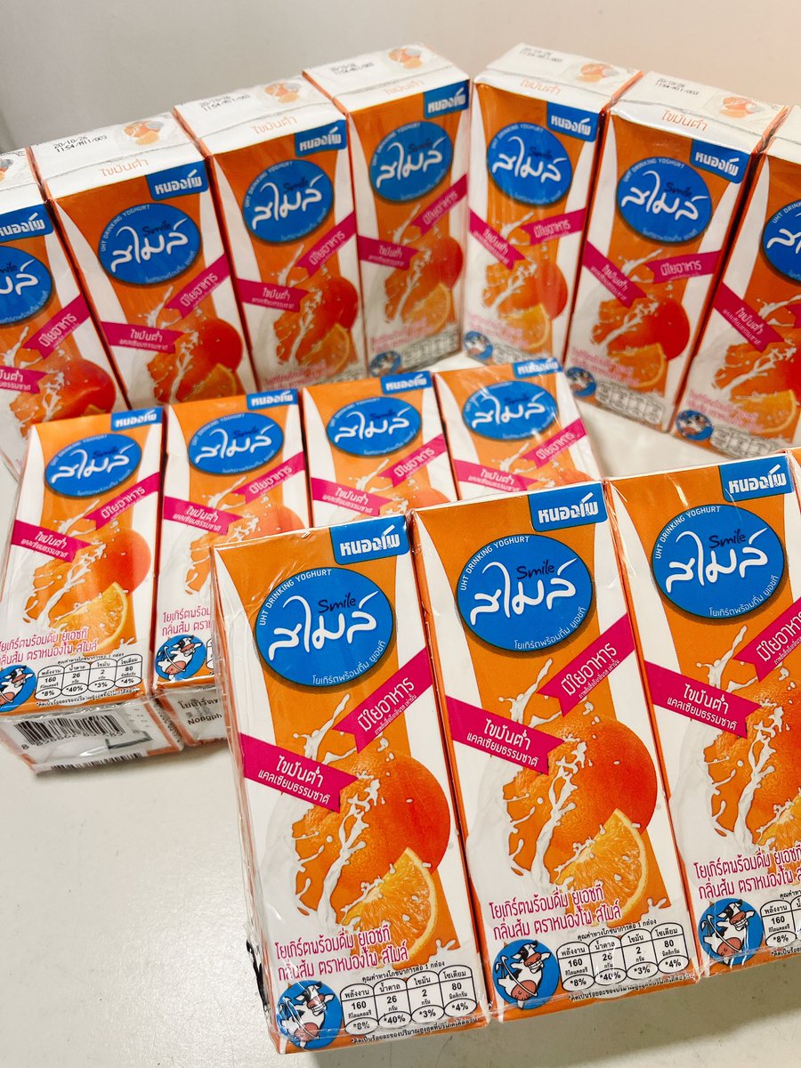 rukkumto's tweet image. มาอุดหนุนแบรนด์ไทย และช่วยเกษตรกรผู้เลี้ยงโคนมไทยกันเถอะ !!! นมหนองโพแบบโยเกิร์ตพร้อมดื่มเค้ามีหลายรสชาติให้เลือก ส่วนตัวชอบรสส้ม อร่อยมากกกกก ไม่แช่เย็นก็อร่อย มีไฟเบอร์และใยอาหารช่วยการขับถ่าย สูตรนี้เป็นแบบไขมันต่ำ ดื่มได้ดื่มดี 👍

#นมหนองโพ #topvalue