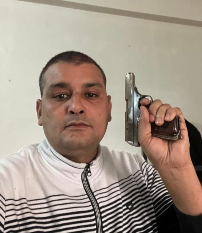 bstvlive's tweet photo. रायबरेली : नहीं रुक रहे शस्त्र प्रदर्शन के मामले

➡ असलहे के साथ व्यक्ति की फोटो
➡ हाथ में पिस्टल लेकर खिंचवाई फोटो
#Raebareli #WeaponDisplay @raebarelipolice https://t.co/cR3tkDjVZQ