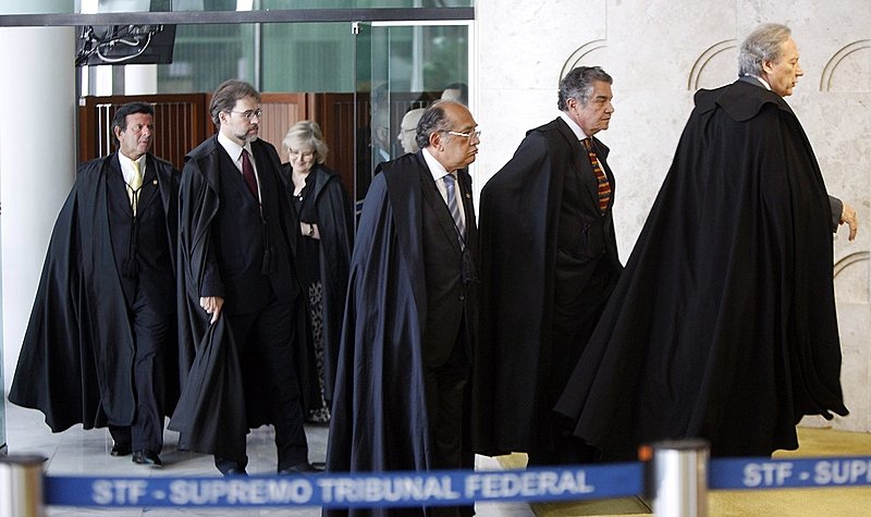 SantiagoDLNWS's tweet photo. 🇧🇷 | In Brazil, the court that acquits thieves is the same one that oversees the electronic voting machines.

By @CarlaSv22 https://t.co/xfxC04g6NY