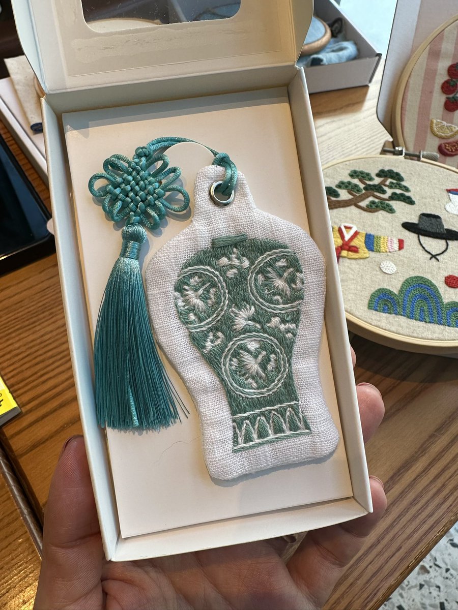 刺繍作家ジウンさんと釜山のカフェにて。作品を手に取って見ることができて、感動・感激です😭

やはり間近で見ると、ひとつひとつのステッチが美しい。

独立して10年。刺繍を始めてから伝統刺繍も含めて色々な先生のもとで勉強し、彼女のスタイルが出来上がったとのこと。
