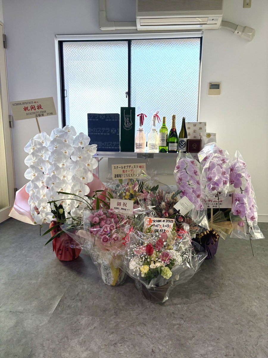DJLippiE's tweet photo. 2/1(SUN)私のスタジオプレオープンイベントに関わってくださった皆様❤️

本当にありがとうございます❤️

後手後手で2月スケジュール今日明日には決めます！（昨日完全に廃人😇）

3/1(SUN)14:00-20:00がグランドオープンになります❤️

沢山のお花、お祝いのプレゼントありがとうございました😘 https://t.co/QMisCf8P9M