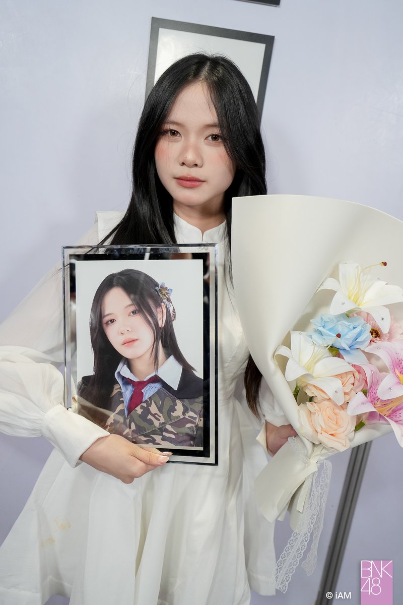 [🤍🎓] #BNK483rdGeneration

ภาพบรรยากาศจากพิธีปลดรูปของสมาชิกรุ่นที่ 3 ทั้ง 8 คนที่ประกาศจบการศึกษา หลังการแสดง BNK48 3rd Generation Special Graduation Stage เมื่อวันที่ 31 มกราคม 2026 ที่ผ่านมา

#BNK48