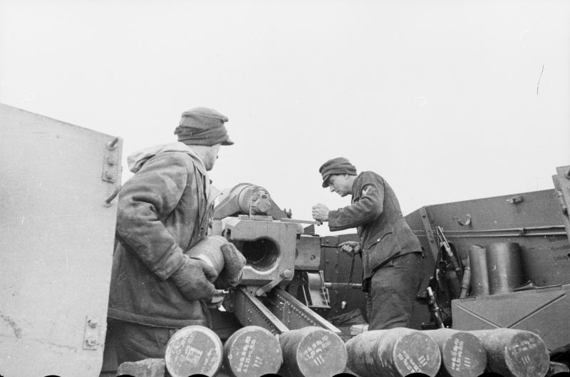 Расчёт немецкой 150-мм самоходной тяжелой полевой гаубицы Sd.Kfz. 165 «Hummel» готовится к бою.

1944
#WWII #WW2