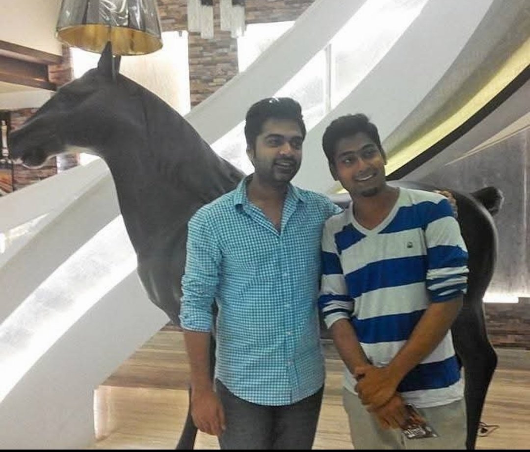 சில நேரம் தோணும் இவருக்கு பொறந்ததுல இருந்து எவ்ளோ Opportunity.. இவ்வளோ வாய்ப்பு கெடச்சு இவரே கோட்டையை விடுவாராம்.. இவருக்கு ஏன் support பண்ணனும்னு But என்னவோ தெரில இவரை ரொம்ப புடிக்கும்.. நடிகனை பிடிக்கும் என்பதாலேயே ஓட்டு போட்டு தலைவனா பாக்குற கன்னி தற்குறி இல்ல நான்.. ஒரு