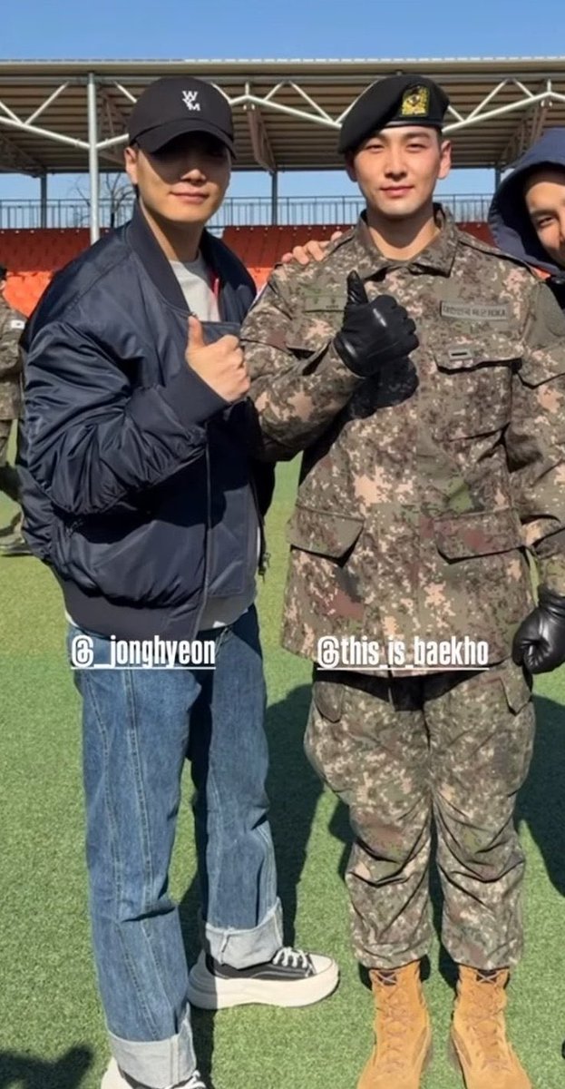 _GomChan_'s tweet image. JR and Baekho 💙

High school graduation | Military training graduation