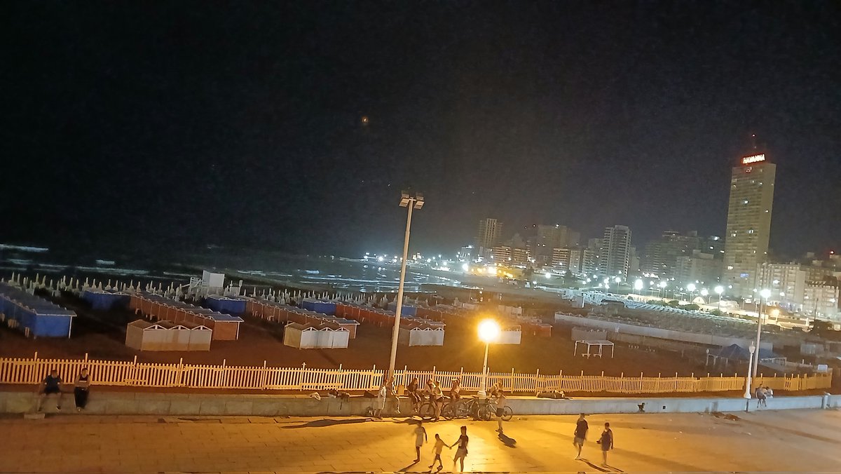Como extrañaba Mar del Plata 😊❤️
2am y lleno de gente paseando