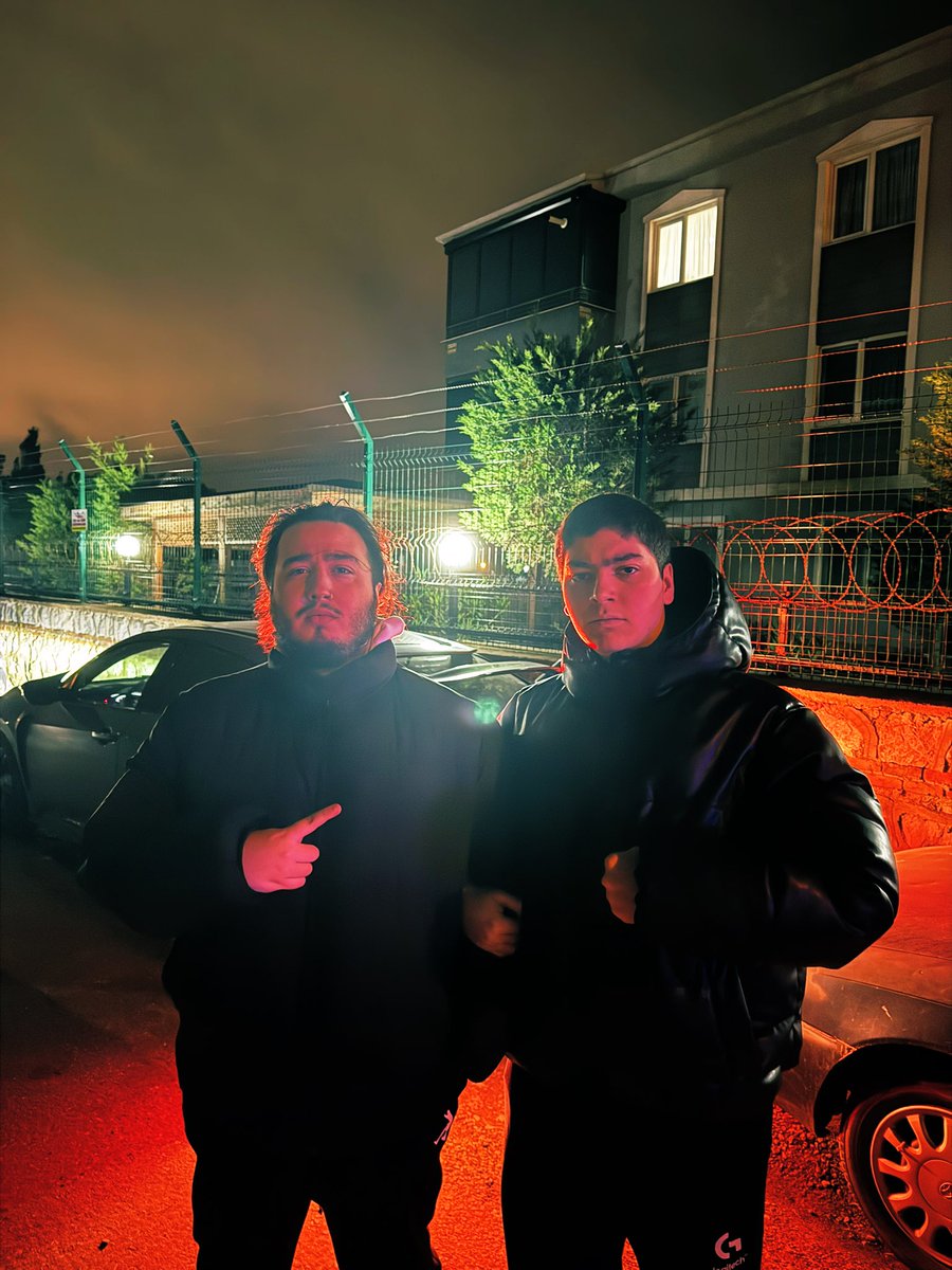 i h s a n tweet media