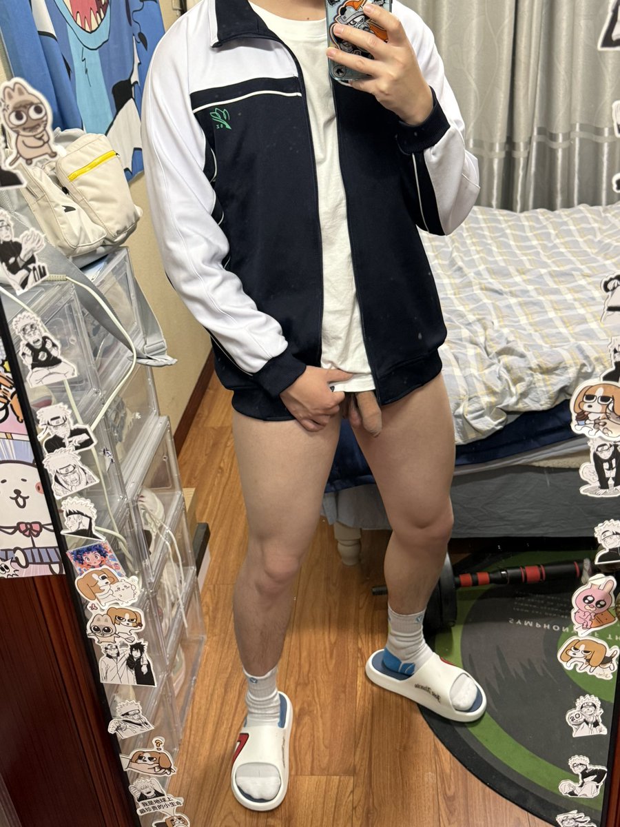 低头跪下来闻