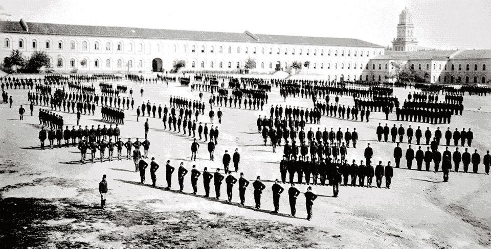 hayalleme's tweet photo. Selimiye Kışlası'nda talim yapan askerler
📅1890-1905 https://t.co/tjwVSmWJdt