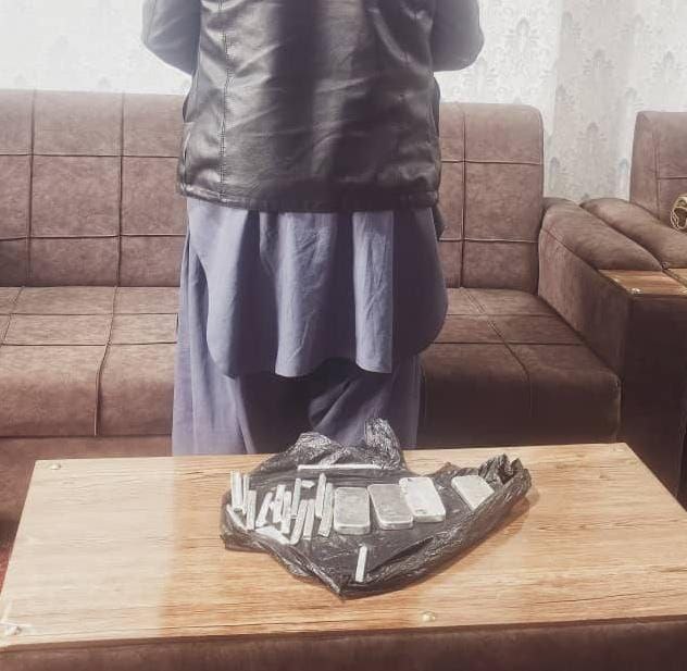 نیروهای امنیتی هرات یک فرد را که قصد قاچاق پنج کیلوگرام نقره به ایران را داشت، بازداشت نمودند.