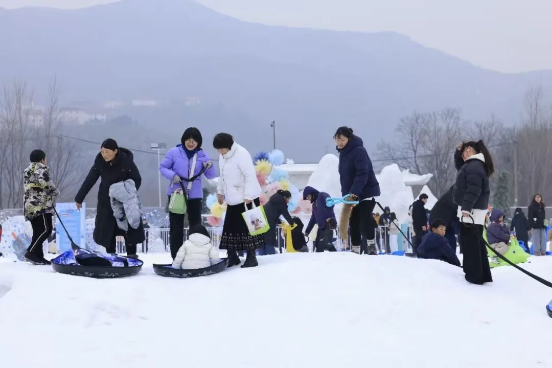 "Experiencing the Journey to the West in a winter wonderland exceeded all our expectations!" says Ms. Zhao, a delighted visitor.
Bring your family to Aolai Snow Realm to explore the fusion of legendary myths. It’s more than just a park but a journey into a frozen fairytale!😆