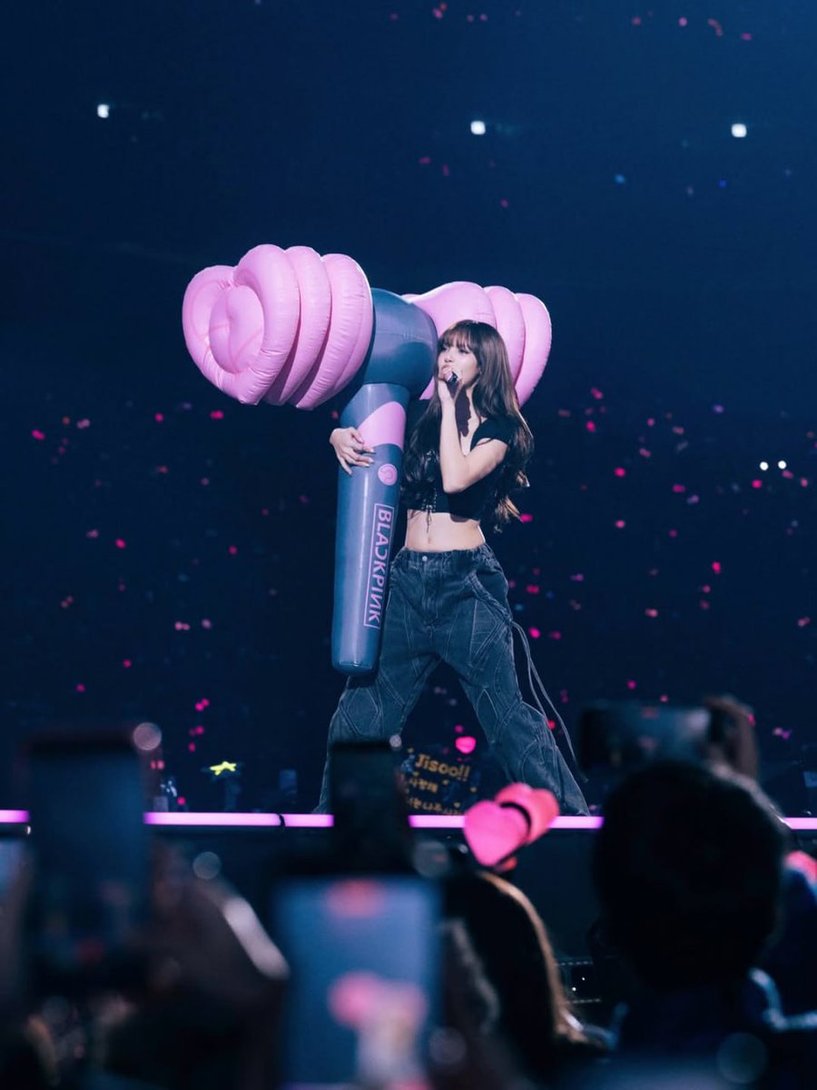 NET25TV's tweet photo. WE DID IT!
TINGNAN: Nagpasalamat si BLACKPINK member Lisa sa buong team ng “Deadline” world tour kasama ang ilang larawan mula sa kanilang huling show sa Hong Kong.
📷: Lisa / IG
#NET25NewsandInformation #Lisa #DeadlineWorldTour #BLACKPINK #Kpop https://t.co/ayPo4WNL8K