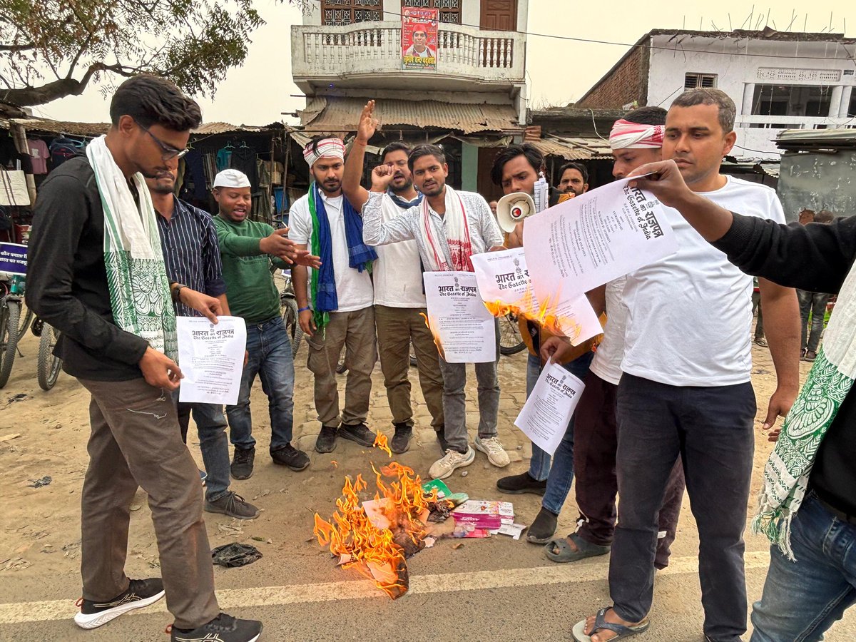 ineeraj786's tweet photo. BJP-RSS सरकार वो सारे कानून खत्म कर देना चाहती हैं जो देश के दलित,आदिवासी, पिछड़ों,अल्पसंख्यकों,महिलाओं,गरीबों, मजदूरों को अधिकार देता है। 
मनरेगा कानून को खत्म करना मोदी सरकार की खतरनाक साजिश है।
मनरेगा दिवस पर VB-GRAM G मजदूर विरोधी कानून की प्रतियां जलाई गई।
#mgnregabachao https://t.co/JXVx9t0Jlx