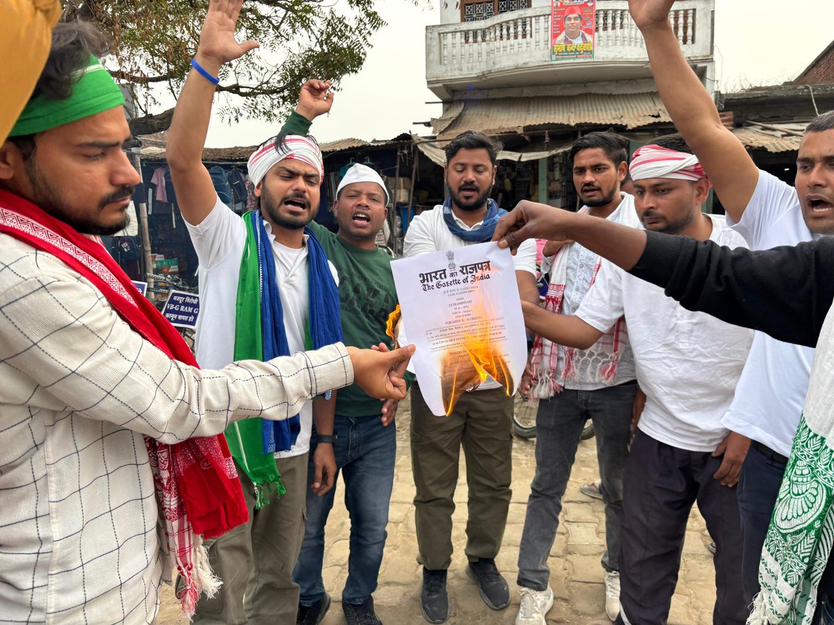 ineeraj786's tweet photo. BJP-RSS सरकार वो सारे कानून खत्म कर देना चाहती हैं जो देश के दलित,आदिवासी, पिछड़ों,अल्पसंख्यकों,महिलाओं,गरीबों, मजदूरों को अधिकार देता है। 
मनरेगा कानून को खत्म करना मोदी सरकार की खतरनाक साजिश है।
मनरेगा दिवस पर VB-GRAM G मजदूर विरोधी कानून की प्रतियां जलाई गई।
#mgnregabachao https://t.co/JXVx9t0Jlx