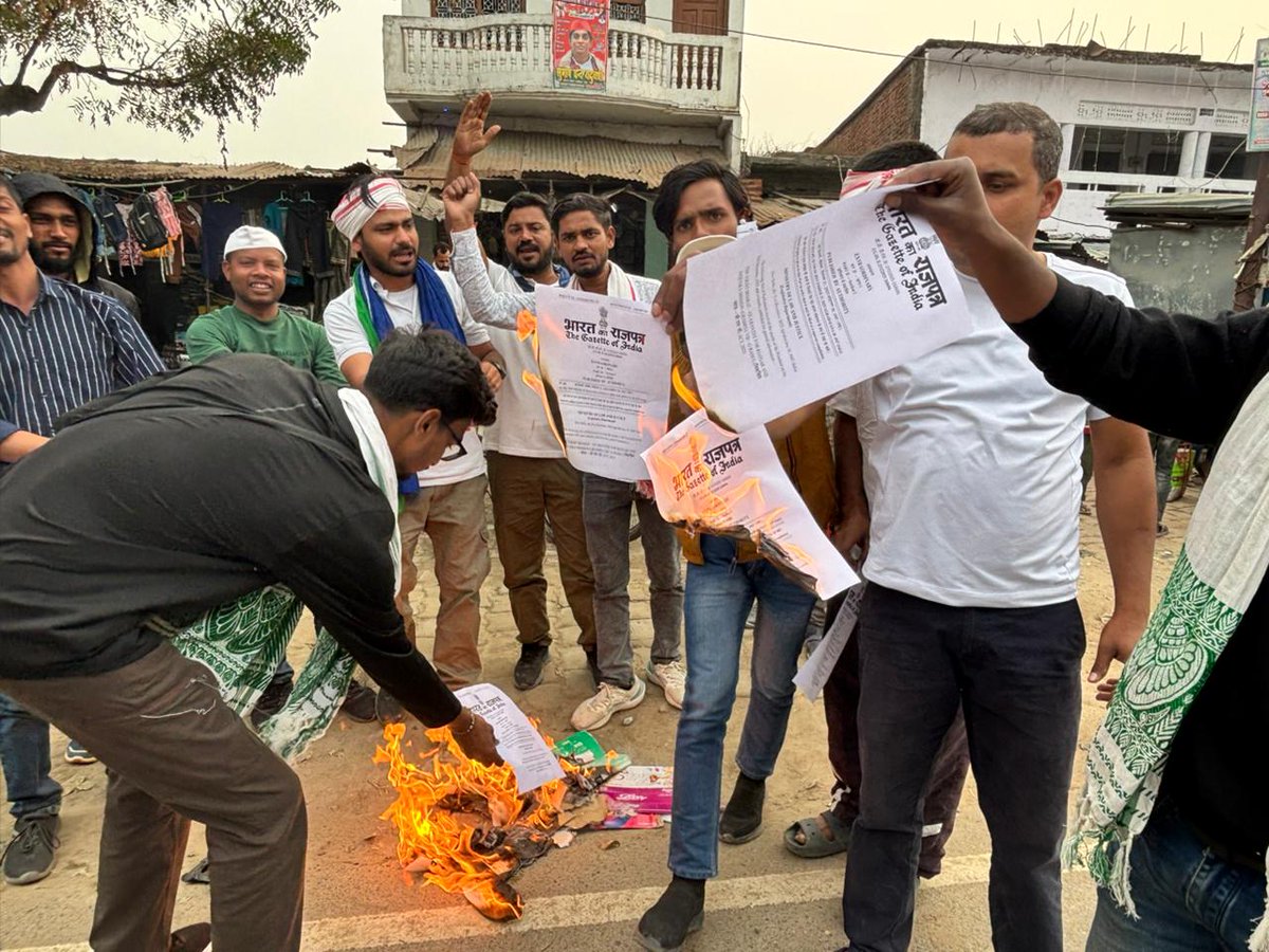 ineeraj786's tweet photo. BJP-RSS सरकार वो सारे कानून खत्म कर देना चाहती हैं जो देश के दलित,आदिवासी, पिछड़ों,अल्पसंख्यकों,महिलाओं,गरीबों, मजदूरों को अधिकार देता है। 
मनरेगा कानून को खत्म करना मोदी सरकार की खतरनाक साजिश है।
मनरेगा दिवस पर VB-GRAM G मजदूर विरोधी कानून की प्रतियां जलाई गई।
#mgnregabachao https://t.co/JXVx9t0Jlx