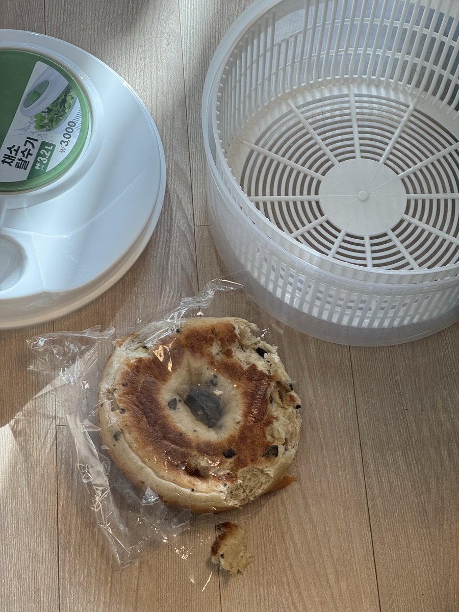 lvdwvozzZGAbaas's tweet image. 고양이가 올리브를 먹어도되나요 
하̤̫ 먹을 까봐 넣어놓고 갓능데 열어서 먹음 …