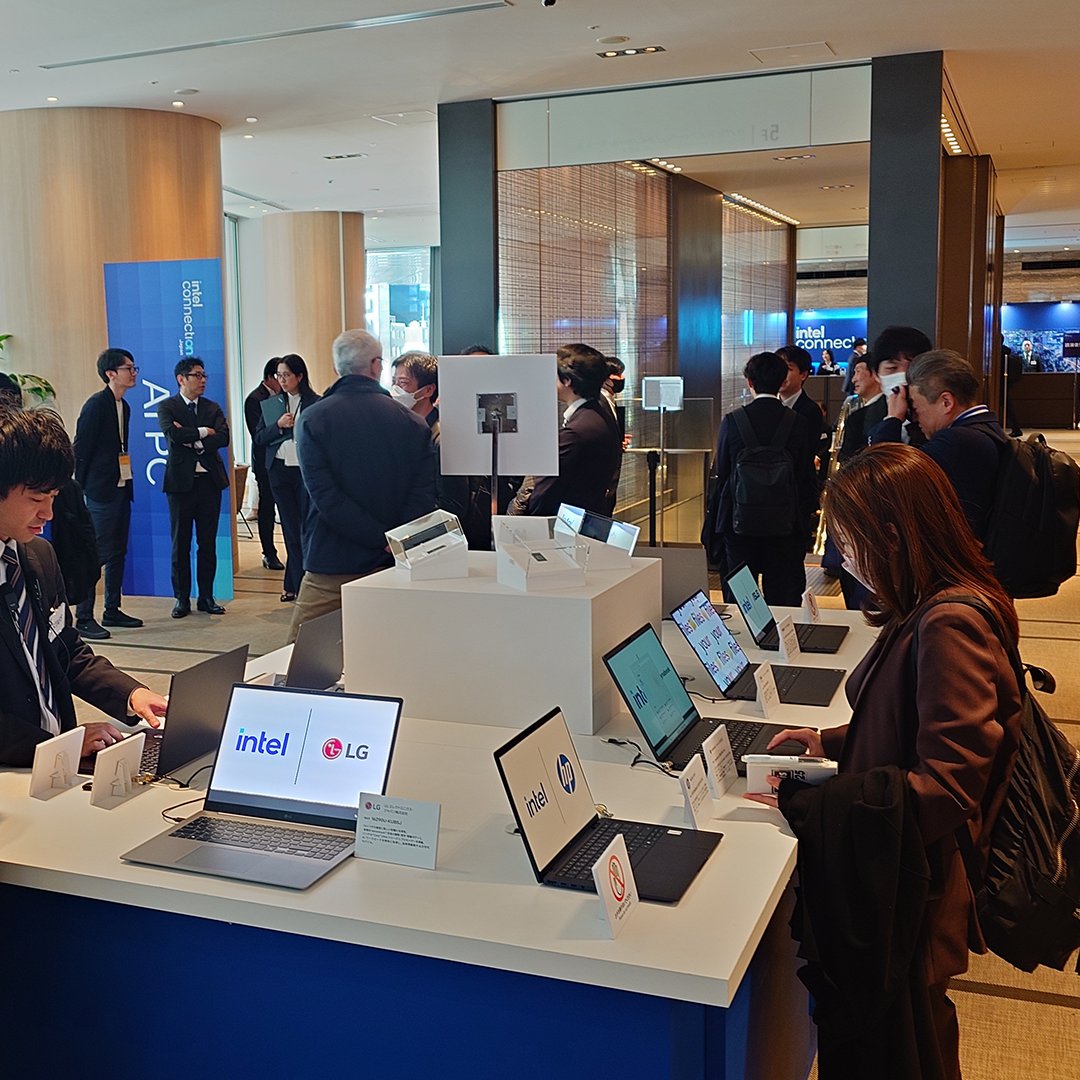 IntelJapan's tweet photo. 日本初公開の機種を含む全10社のモデルが展示されるIntel Connection Japan の展示エリアでは、実機やAI PCで動作するAIソリューションを多くの参加者に体験いただいています。#IntelConnection #IntelCoreUltra https://t.co/mjO1tTMcEy